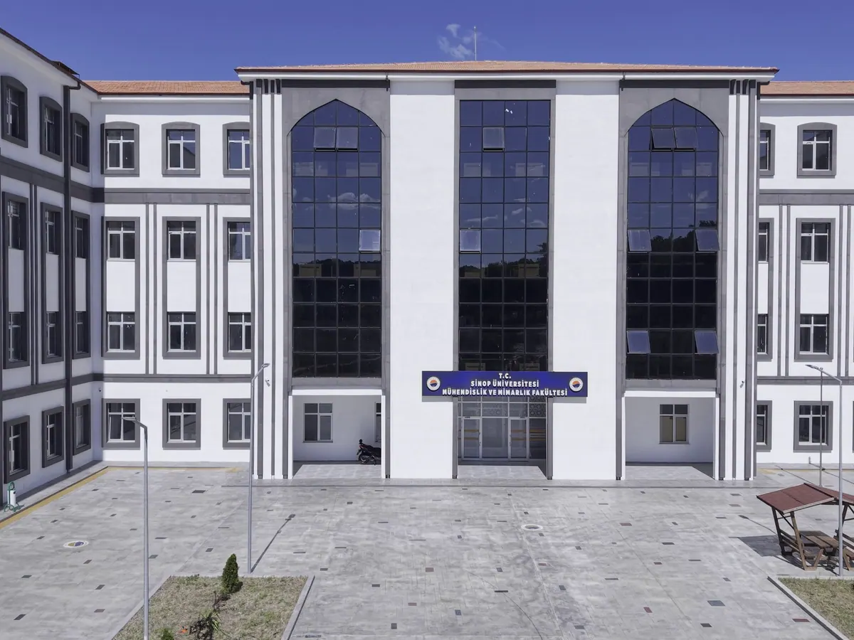 Sinop Üniversitesi Mühendislik ve Mimarlık Fakülte Bina İnşaatı saha görünümü